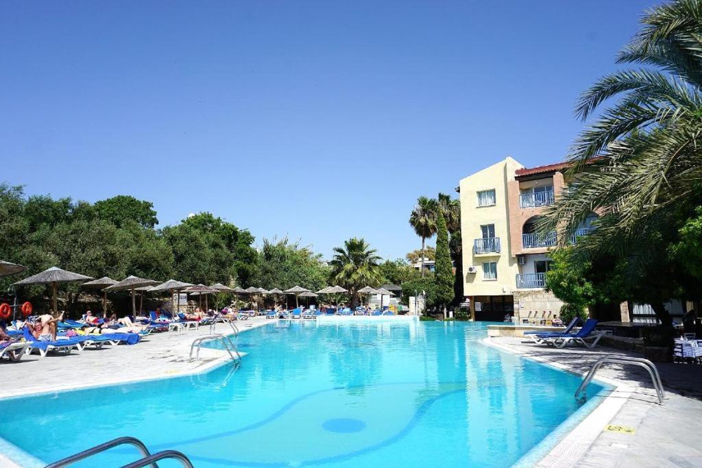Alex'S Vacation Suite - 100M From The Beach - 6 Guests Paphos Exterior photo
